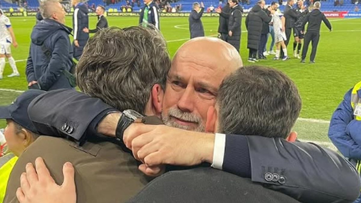 Dirljiv trenutak u Cardiffu: Barbarez zaplakao u zagrljaju sinova!